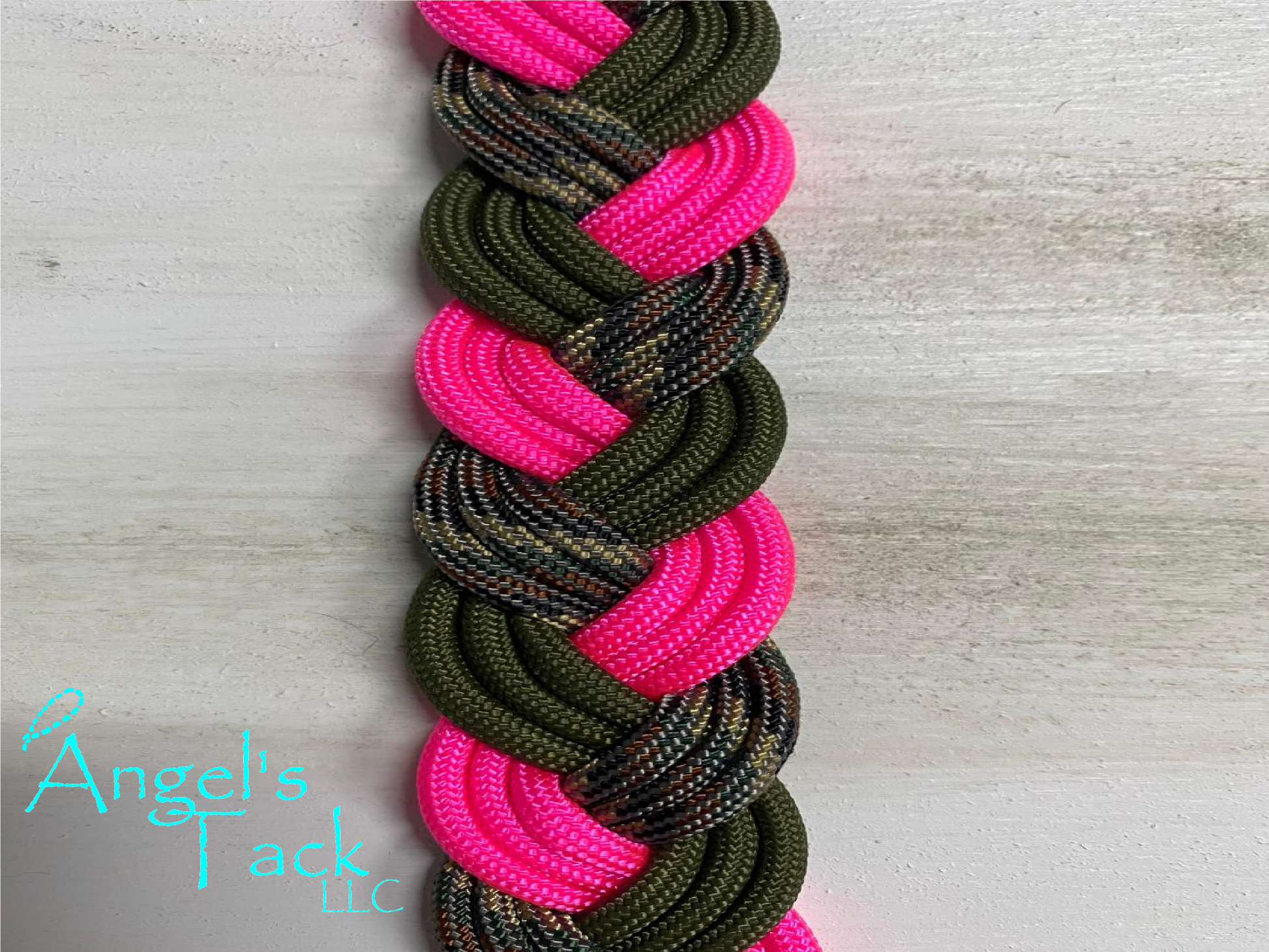 Hot pink camo barrel reins, close up